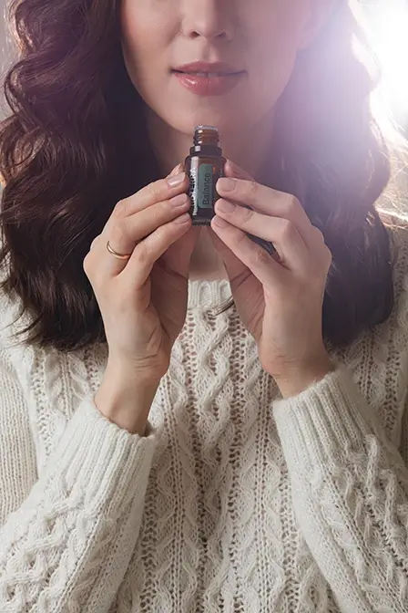Persoana cu uleiuri esențiale doTERRA